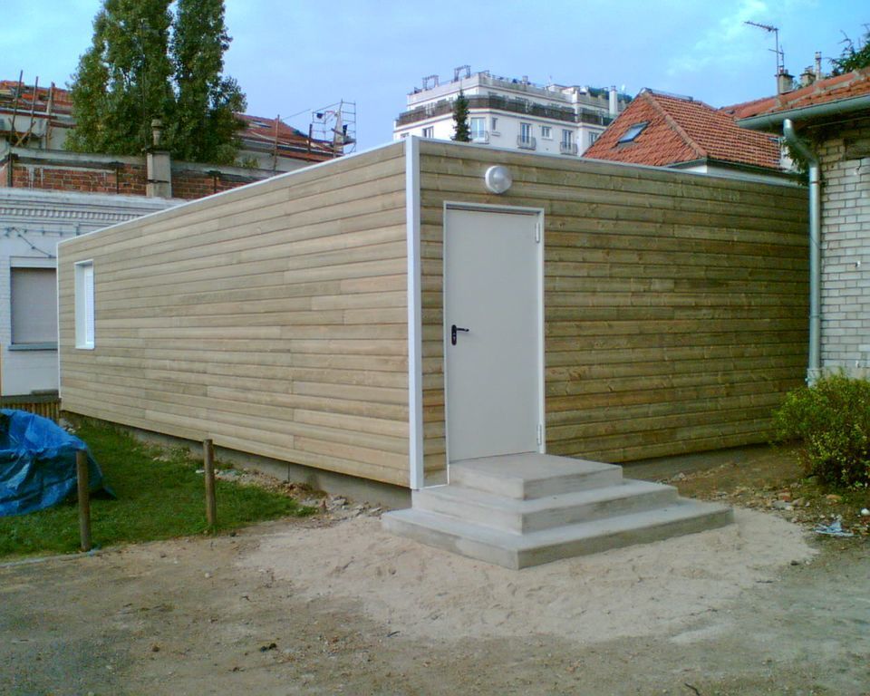 Extension d'espace profesionnel en préfabriqué bois avec une structure métallique. 