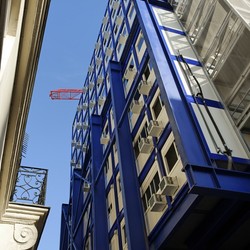 Superposition sur huit étages bungalow de chantier technique dans une rue étroite de Paris pour parc pour loueurs. 