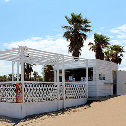 construction hors site d'une paillotte de restauration en bord de plage avec une terrasse. 