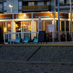 Extension modulaire d'un restaurant le long de la plage avec l'équipement nécessaire à l'éclairage de la terrasse 