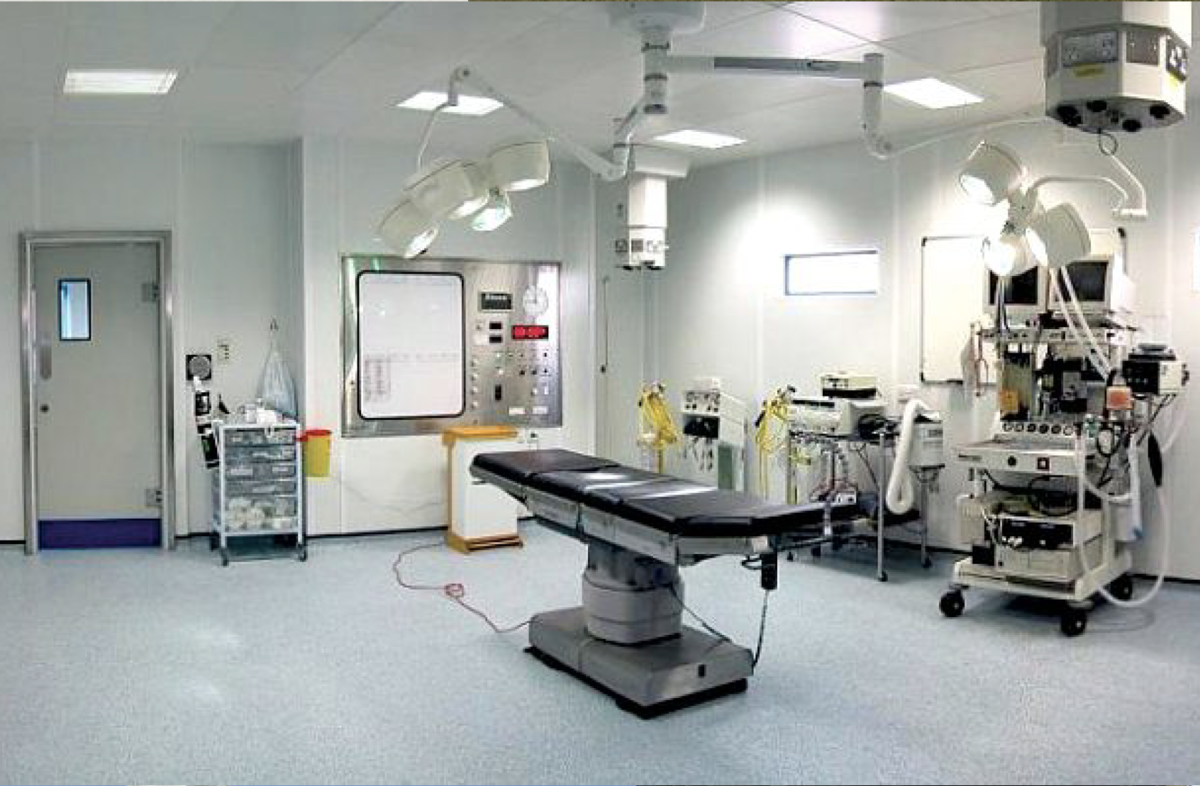 Salle d’opération d’hôpital stérile blanche toute équipée dans un préfabriqué, une création innovante